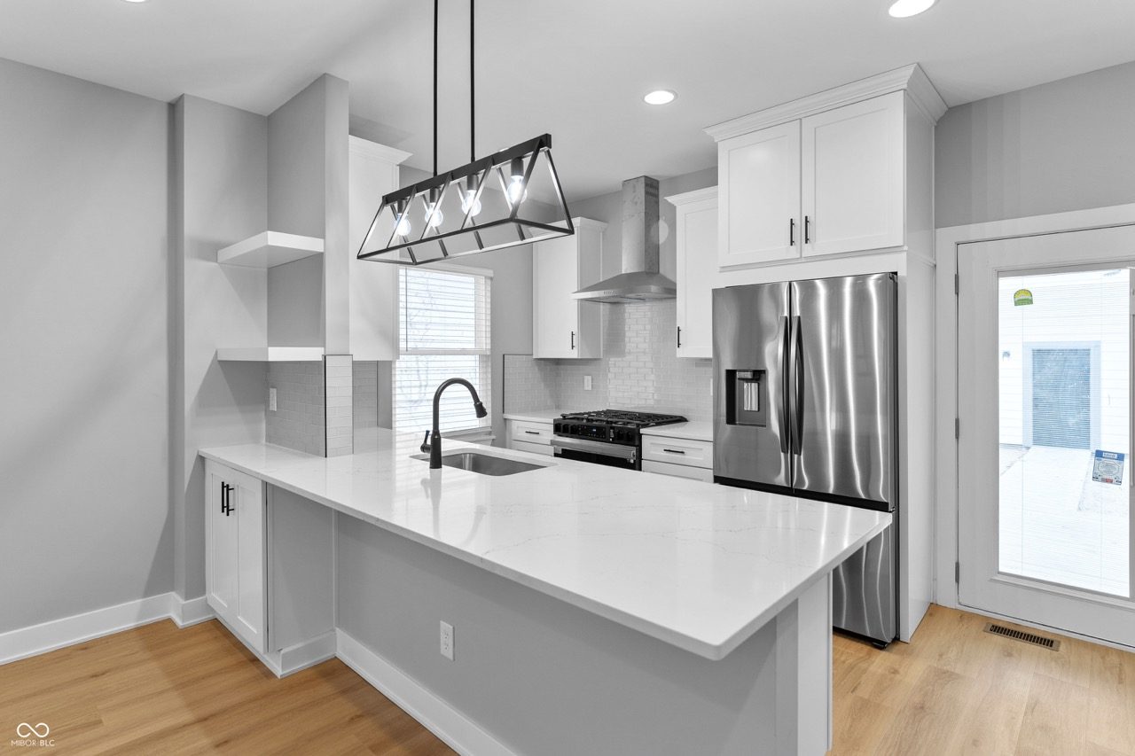 Quartz kitchen with peninsula