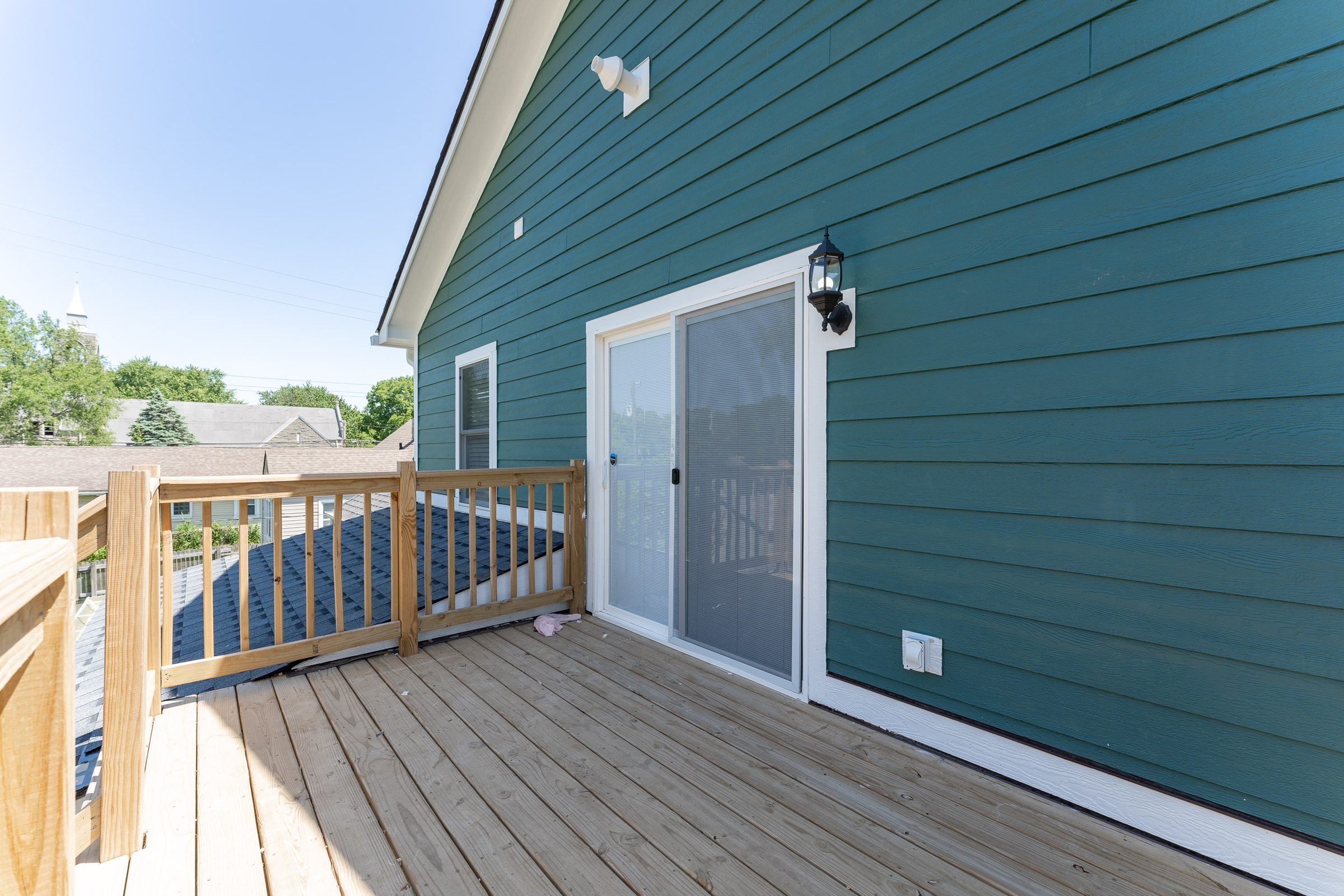 Upper deck with sliding door